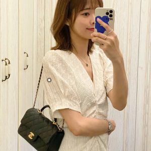 𝗖𝗛𝗔𝗡𝗘𝗟春夏新款𝐦𝐢𝐧𝐢手柄包耀夜黑香奈儿女式包包上身图