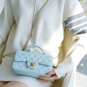 香奈儿新款手柄包𝗖𝗛𝗔𝗡𝗘𝗟ℂ𝔽 𝕄𝕚𝕟𝕚 香奈儿包包女包上身图