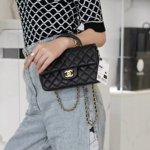 𝗖𝗛𝗔𝗡𝗘𝗟春夏新款手柄包 𝑪𝑭 𝒎𝒊𝒏𝒊 黑金香奈儿包包官网上身图