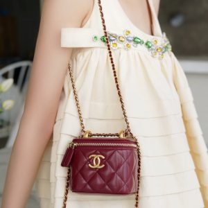 chanel香奈儿双金球𝑴𝒊𝒏𝒊盒子包酒红色香奈儿盒子包上身图片
