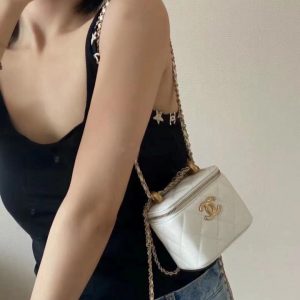 香奈儿小号链条化妆包双金球白色香奈儿链条小包包上身图
