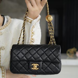 𝗖𝗛𝗔𝗡𝗘𝗟 𝐂𝐅金属球𝐦𝐢𝐧𝐢黑色香奈儿包包官网中国官方网上身图