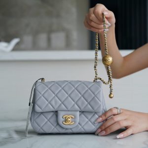 𝗖𝗛𝗔𝗡𝗘𝗟𝐂𝐅金属球 方胖子 浅灰色香奈儿女包官方网站旗舰店