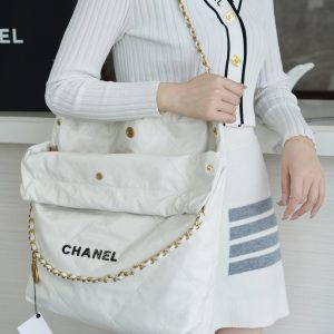 香奈儿2022春夏新款 𝟐𝟐手袋白色 chanel中国官网包包上身图