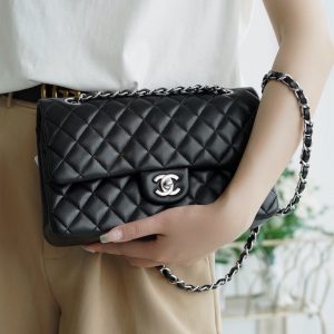 香奈儿经典口盖包Classic Flap中号黑羊银香奈儿口盖包上身图