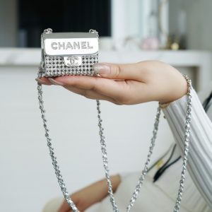 Japan 𝗖𝗛𝗔𝗡𝗘𝗟香奈儿项链包2022香奈儿项链包包上身图