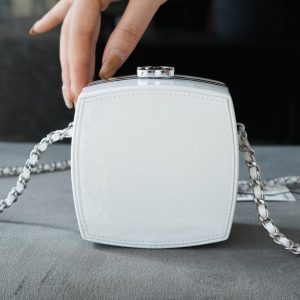 𝗖𝗛𝗔𝗘𝗡𝗟香奈儿粉饼盒包 白色香奈儿粉饼专柜价图片