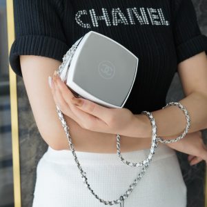 𝗖𝗛𝗔𝗘𝗡𝗟香奈儿粉饼盒包 白色香奈儿粉饼专柜价图片上身图