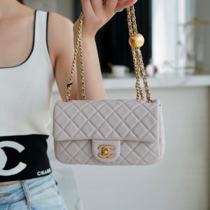 chanel 香奈儿𝐂𝐅 大𝐦𝐢𝐧𝐢金属球 淡紫色香奈儿的女包上身图