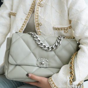 chanel香奈儿𝗕𝗔𝗚 2022银色配饰 浅灰中号香奈儿包包上身图