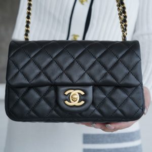 𝗖𝗛𝗔𝗡𝗘𝗟香奈儿22s编织金球𝐂𝐅大𝐦𝐢𝐧𝐢香奈儿22年新款包包