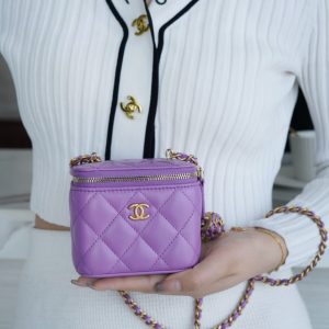 香奈儿化妆包𝗖𝗛𝗔𝗡𝗘𝗟 2022编织金属球mini盒子包上身图