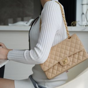 cf  𝗖𝗹𝗮𝘀𝘀𝗶𝗰 𝗙𝗹𝗮𝗽中号 杏色香奈儿cf包官网价格上身图