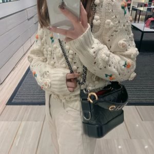 chanel gabrielle经典手提流浪包黑色香奈儿手提流浪包上身图