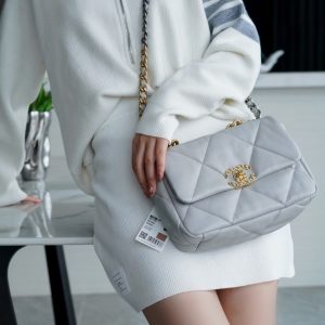 chanel 19bag秋冬新色 浅灰香奈儿19包上身图