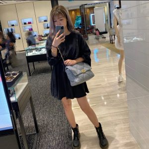 chanel 19bag秋冬新色 浅灰香奈儿19bag包上身图