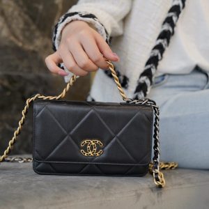 Tokyo, Japan chanel 19 woc黑色香奈儿19woc官网价格