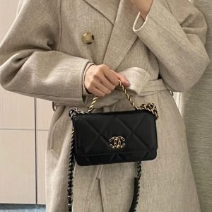 Tokyo, Japan chanel 19 woc黑色香奈儿19woc官网上身图