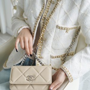 chanel 19woc 2022款杏色 银扣香奈儿19手袋上身效果图