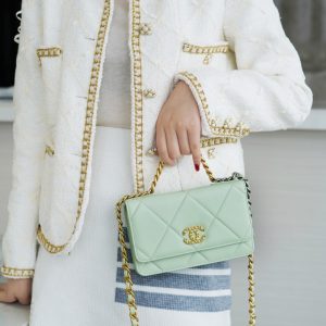 chanel 19系列手袋淡绿色香奈儿19手袋上身效果图片