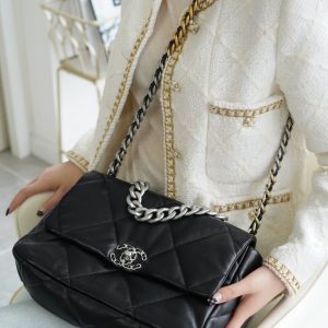 chanel 19大号手袋香奈儿女士包包价格表官网上身图片