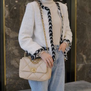 chanel秋冬新品19bag 杏色香奈儿女包官方网站旗舰店上身图