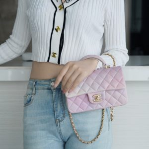 chanel 2022新款手提cf迷你渐变粉香奈儿口盖包配手柄上身图