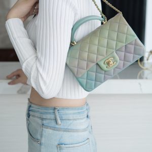 chanel 2022 手提 cf 𝑀𝑖𝑛𝑖 渐变绿官方网站香奈儿包包上身图