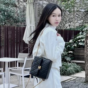 chanel2022 复古黑双肩背包香奈儿包包官网中国上身图