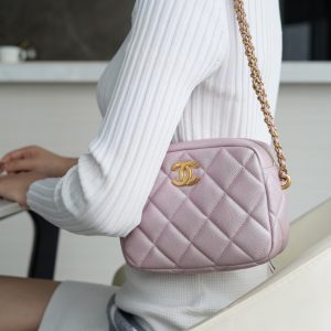 chanel2022秋冬新品子弹壳横款相机包 香奈儿的包上身图