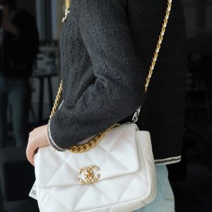 chanel 19 bag珠光白香奈儿女士包包价格表官网报价上身图