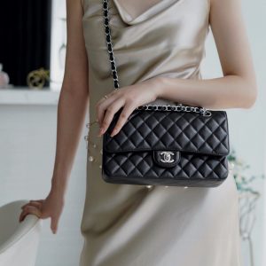 chanel cf classic fiap 荔枝纹中号 黑银香奈儿名牌包包上身图