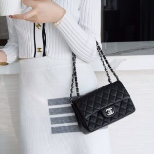 chanel cf classic fiap 荔枝纹 mini 黑银香奈儿盖口包上身图