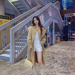 chanelClassic Flap经典口盖包 中号 杏色香奈儿包包上身图