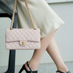 chanelClassic Flap经典口盖包樱花粉香奈儿女款包包上身图