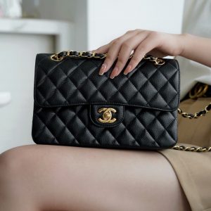 chanelClassic Flap经典口盖包黑牛金香奈儿女款包包上身图