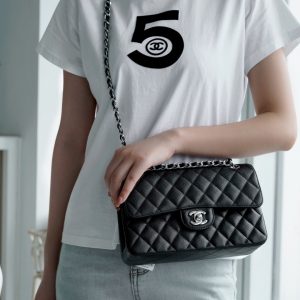 chanelClassic Flap荔枝纹 小号 黑银香奈儿包包女包上身图