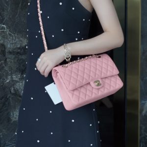chanel Classic Flap 水洗胎牛 中号 粉红香奈儿女式包包上身图