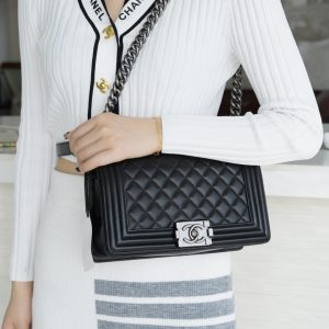 chanel香奈儿 boy 羊皮黑银 中号香奈儿包包经典款上身图