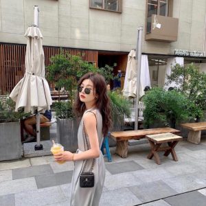 chanel 金属球系列mini盒子包 黑色香奈儿链子盒型手袋上身图