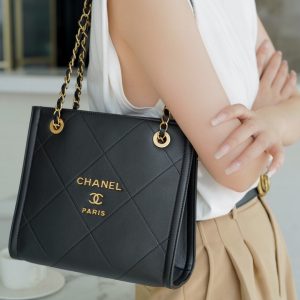 chanel 2022秋冬新款 Tote购物袋官方网站香奈儿包包上身图