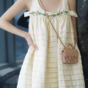 chanel 新款手柄零钱包奶茶杏香奈儿手柄零钱包上身图