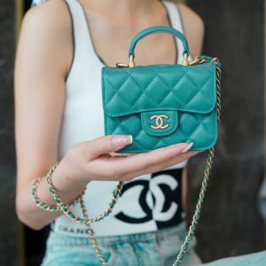 chanel手柄零钱包 绿色香奈儿链条口盖零钱包上身效果图