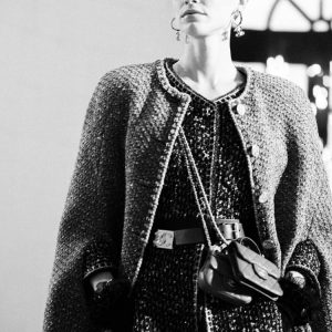 chanel高级手工坊手柄零钱包黑色香奈儿包包上身效果图