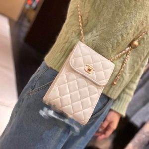 chanel 金属球手机包仙女白香奈儿手机包价格表官网上身图
