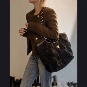 chanel 2022春夏新品尼龙链条购物袋香奈儿maxi购物包上身图