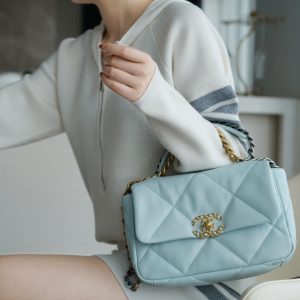 chanel 19bag秋冬新色淡蓝16CM香奈儿19bag小号上身图