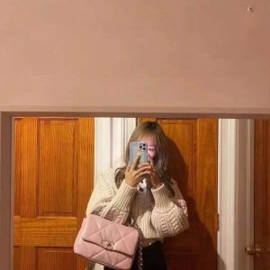 chanel 19bag春夏新色淡粉 小号香奈儿19号手袋上身图