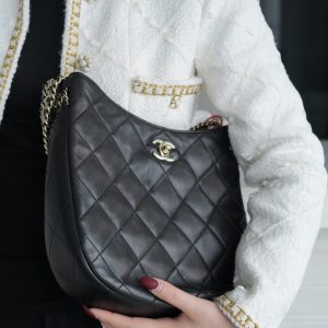 chanel 2022春夏新品hobo腋下包香奈儿嬉皮包上身图