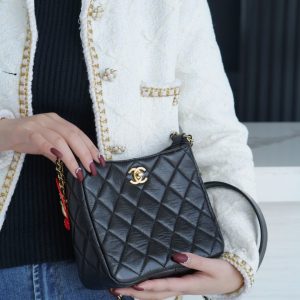 chanel 2022复古嬉皮包上身图香奈儿包包官方旗舰店官网